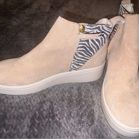 🎄🎁 TOMS Women's Beige and Zebra Print lifted shoe - Picture 3 of 6